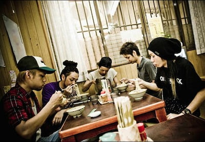 初回限定盤は「おしゃれ番長 feat.ソイソース」のビデオクリップを収めたDVD付き。