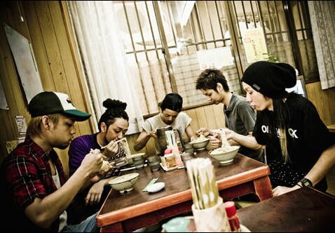 初回限定盤は「おしゃれ番長 feat.ソイソース」のビデオクリップを収めたDVD付き。