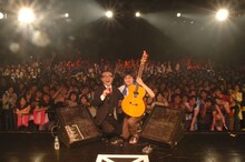 茂木淳一（左）とともに、ファンとの記念撮影に臨むミドリカワ書房。