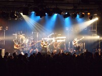 彼らと同じ振り付けで踊るオーディエンスも多数。