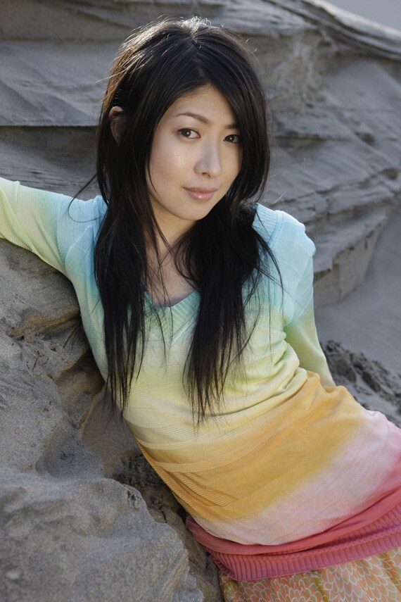 ラジオ公開収録では、ギター片手に愛用のフライパンについて歌った「カラフライパンの唄」など3曲を熱唱。さらに記者会見のステージでは新作アルバムのリードトラックとなる「Voyager train」を初披露した。