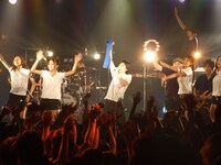 アンコールで「父帰る」を熱唱するミドリカワ。