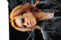 遠くのファンにも視線を向けるYOSHIKI。