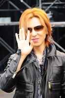 報道陣の求めに応じて手を挙げる。