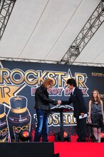 「ROCKSTAR」の日本発売元、株式会社オージーピーの専務と握手を交わすYOSHIKI。