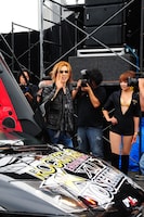 車を降りたYOSHIKI。