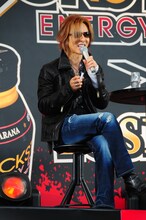 笑顔で会見に臨むYOSHIKI。