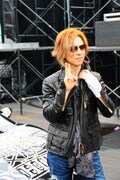YOSHIKIは「ROCKSTAR」とコラボレーションしたランボルギーニで登場。