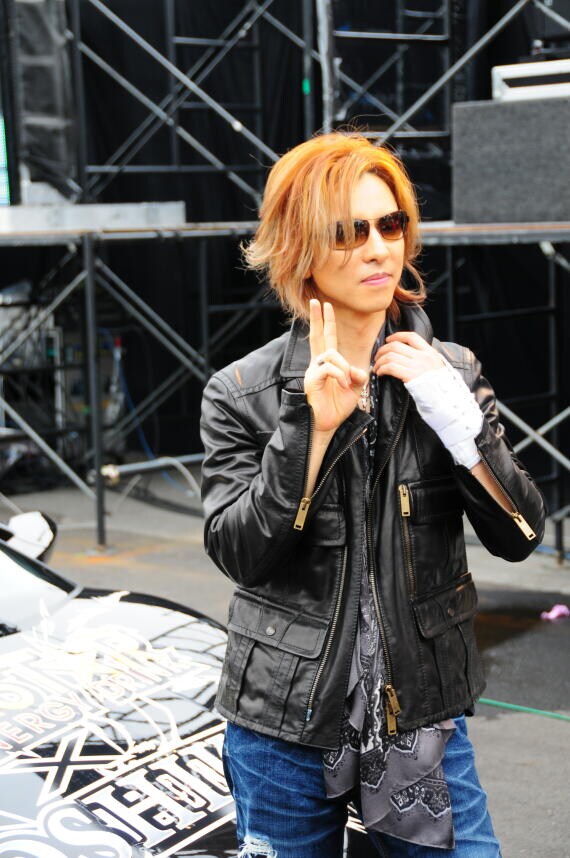 YOSHIKIは「ROCKSTAR」とコラボレーションしたランボルギーニで登場。