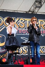 ファンに向かって最後の挨拶をするYOSHIKIと橋本志穂。