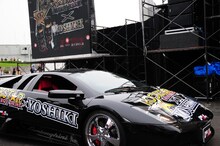 YOSHIKIを乗せて登場したランボルギーニ。