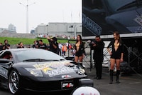 ランボルギーニの助手席には外国人女性を乗せている。