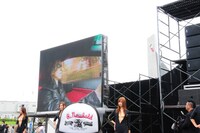 ランボルギーニを運転するYOSHIKIの姿がスクリーンに映ると、会場からは絶叫が響いた。
