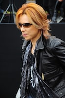 ステージを降り、フォトセッションに向かうYOSHIKI。