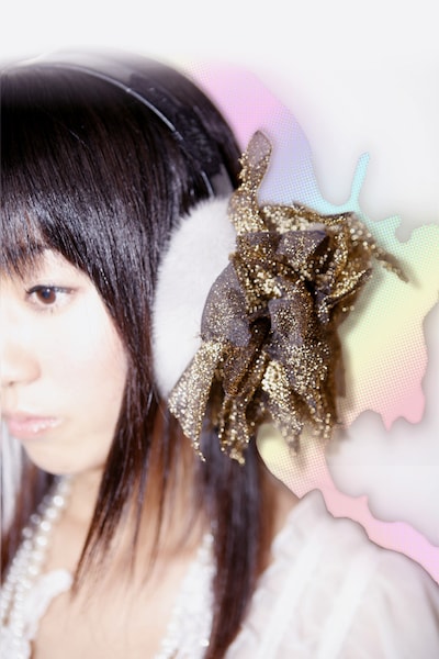 「JAPANESE生まれ CHAOS育ち」とキャッチコピーも秀逸なSaori@destinyの1stアルバム「JAPANESE CHAOS」。テクノポップ界の異端児として独自の道を歩む彼女の活躍に期待しよう。