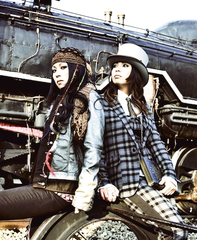 4月にリリースしたベストアルバム「BEST OF THE BESTEST」に続くコラボベスト盤。この2枚で彼女たちの輝かしい歴史を振り返ってみよう。