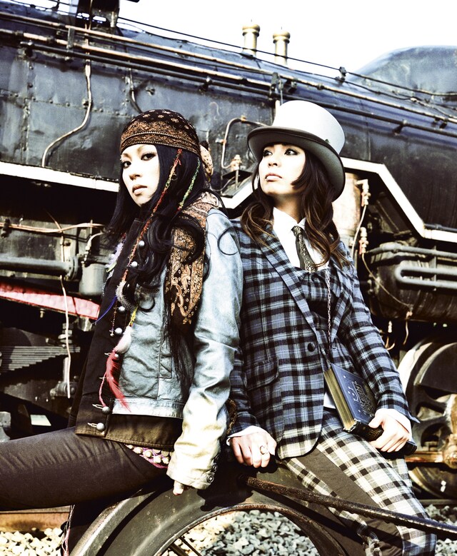 4月にリリースしたベストアルバム「BEST OF THE BESTEST」に続くコラボベスト盤。この2枚で彼女たちの輝かしい歴史を振り返ってみよう。