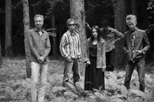 左から加藤和彦（G,Vo）、小原礼（B,Vo）、ANZA（Vo）、屋敷豪太（Dr,Vo）、土屋昌巳（G,Vo）。世代を超えた新バンドは、早くも各方面から注目を集めている。