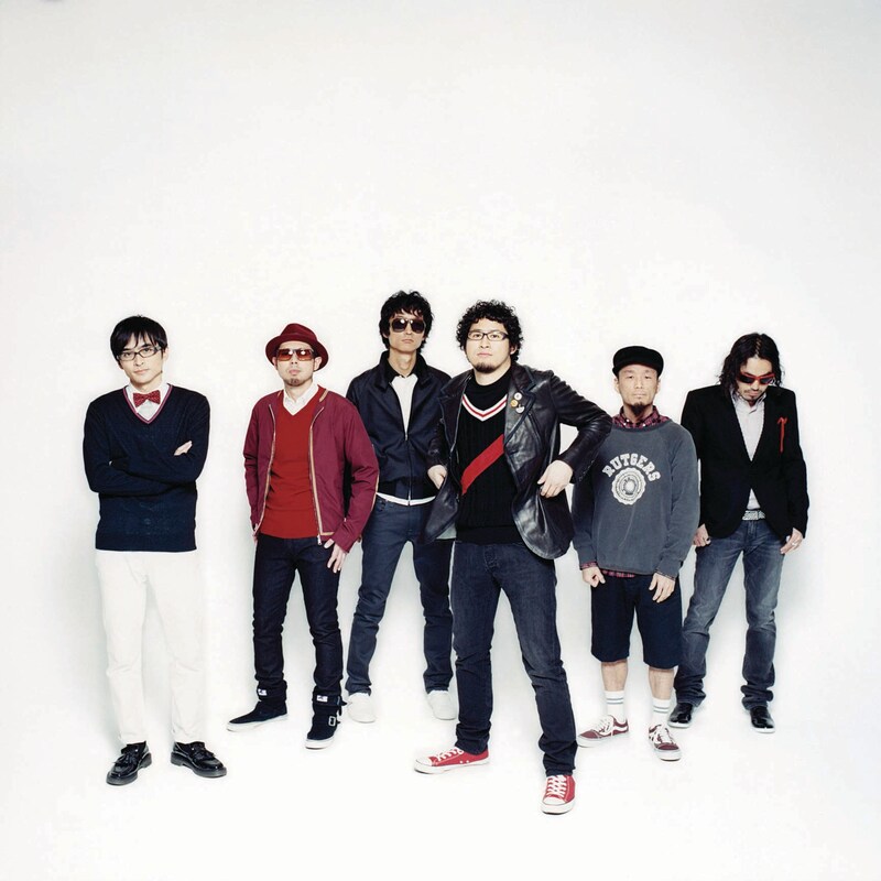 YOUR SONG IS GOOD。サイトウジュンは右から3番目。