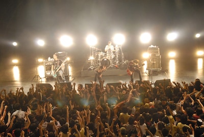 THE BACK HORNは、インディーズ時代のナンバーや、最新アルバム「パルス」からの楽曲を含む全11曲を披露（写真：松本誠司）。