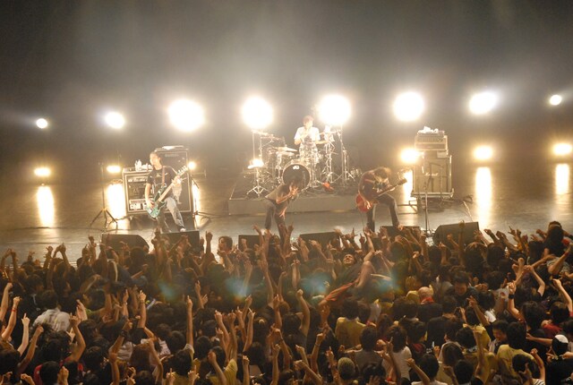 THE BACK HORNは、インディーズ時代のナンバーや、最新アルバム「パルス」からの楽曲を含む全11曲を披露（写真：松本誠司）。