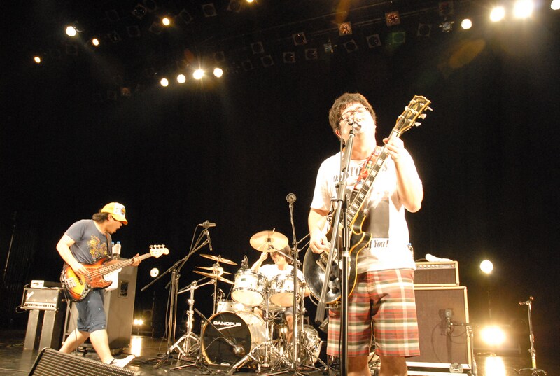 夏フェスやライブでもおなじみの短パン、Tシャツ姿の暑苦しいパフォーマンスで観客を熱狂させたサンボマスター（写真：松本誠司）。