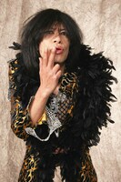 カリスマ的魅力を放つフロントマンNABE（唄/mouth harp/木魚/他）。