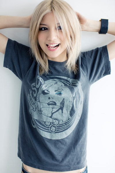 親しい人には「手を噛む」という奇抜な行為で愛情を表現するItsco。オリジナルTシャツのデザインはそんな彼女の愛すべきキャラクターを表現したもの。