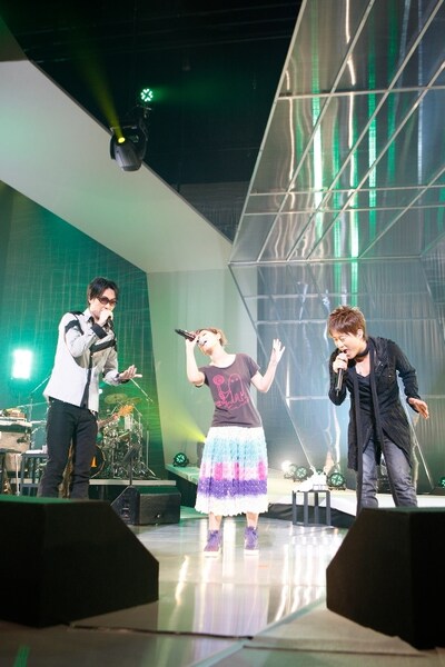 絢香は最新アルバムからの曲を中心に、シングル9曲、アンコールを含む全21曲を披露。