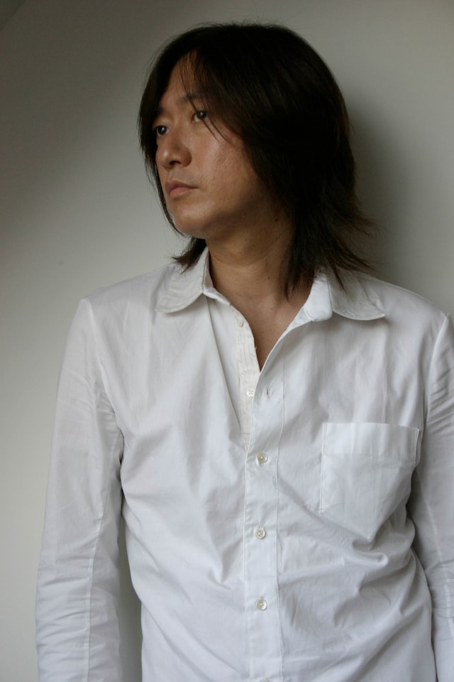 1月16日より全国公開される映画「BANDAGE　バンデイジ」のために結成された、KAT-TUNの赤西仁との音楽プロジェクト・LANDSが現在話題を呼んでいる小林武史。LANDSの1stアルバム「Olympos」は1月13日にリリースされる。