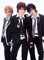 「3seconds」はドラマ「メン☆ドル ～イケメンアイドル～」に登場するイケメンアイドルグループ、ペルソナ（写真）のナンバー。小嶋、高橋、峯岸の3人が男装することで話題のこのドラマは、現在テレビ東京にて毎週水曜深夜に再放送されている。