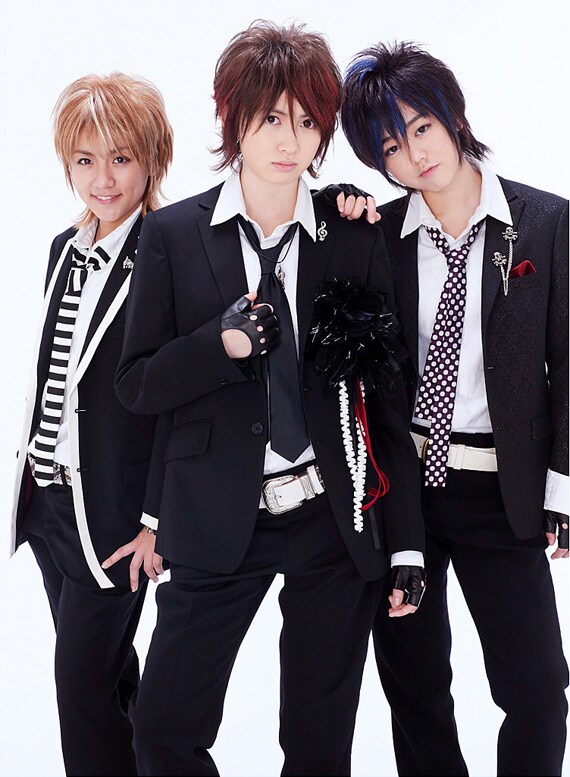 「3seconds」はドラマ「メン☆ドル ～イケメンアイドル～」に登場するイケメンアイドルグループ、ペルソナ（写真）のナンバー。小嶋、高橋、峯岸の3人が男装することで話題のこのドラマは、現在テレビ東京にて毎週水曜深夜に再放送されている。