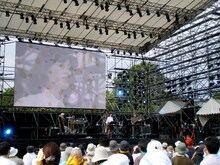 pupaは8月10日に行われた野外フェスイベント「WORLD HAPPINNESS」に出演。全7曲を披露した。（C）WORLD HAPPINESS