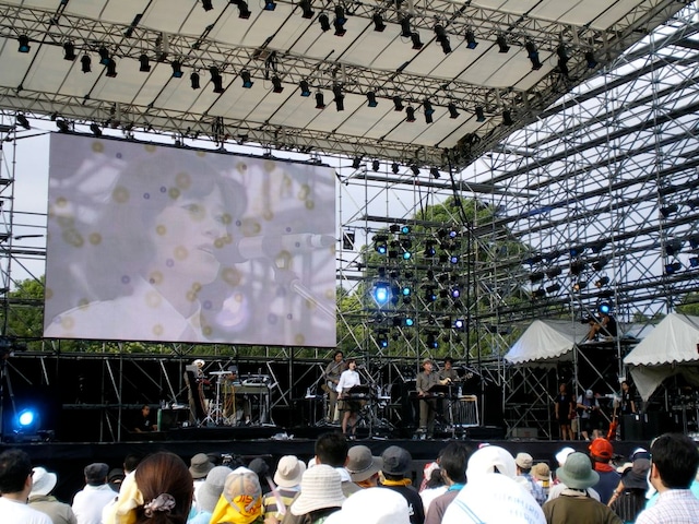 写真は昨年8月10日に行われた「WORLD HAPPINNESS」でのpupaのステージ。同フェスにはこのほかHASYMO、鈴木慶一/Captain HATE and The Seasick Sailors feat.曽我部恵一、東京スカパラダイスオーケストラ、BONNIE PINKなどが出演した。（C）WORLD HAPPINESS