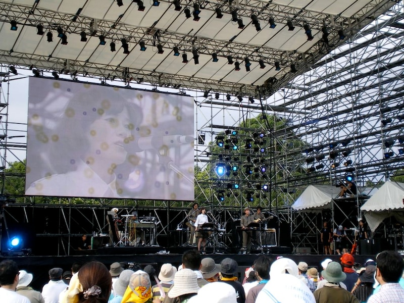 pupaは8月10日に行われた野外フェスイベント「WORLD HAPPINNESS」に出演。全7曲を披露した。（C）WORLD HAPPINESS