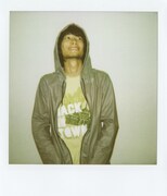 RUFUSはNICE LITTLE PENGUINSのカバー「Flying」で参加。