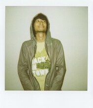 RUFUSはNICE LITTLE PENGUINSのカバー「Flying」で参加。