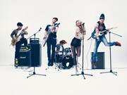 土屋アンナ×MONKEY MAJIKが新曲CMで親密コラボ