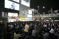 サラリーマンの聖地・新橋でのサプライズライブ。通りすがりの人も思わず足を止めて彼の熱唱に聞き入っていた。