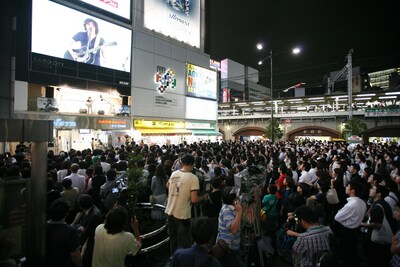 サラリーマンの聖地・新橋でのサプライズライブ。通りすがりの人も思わず足を止めて彼の熱唱に聞き入っていた。