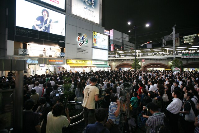 サラリーマンの聖地・新橋でのサプライズライブ。通りすがりの人も思わず足を止めて彼の熱唱に聞き入っていた。