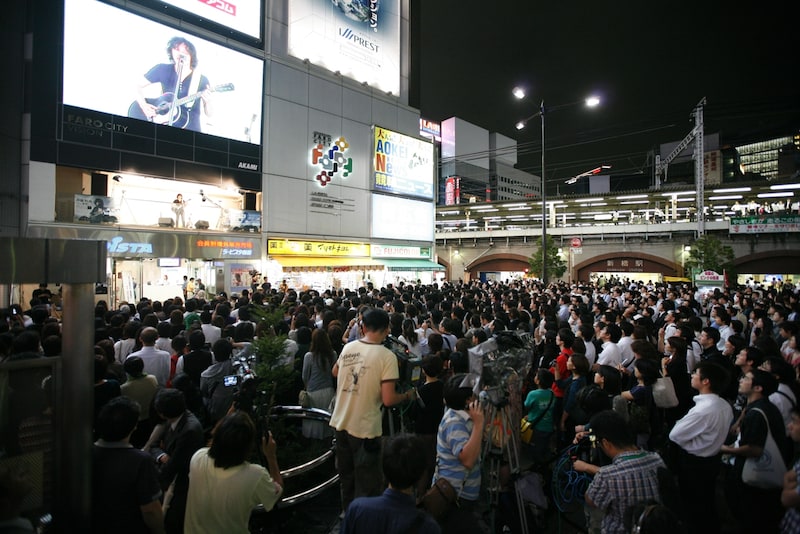 サラリーマンの聖地・新橋でのサプライズライブ。通りすがりの人も思わず足を止めて彼の熱唱に聞き入っていた。