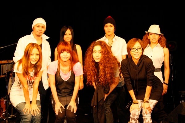 星村麻衣（写真前列左から2番目）は、10月30日に渋谷duo MUSIC EXCHANGEにてワンマンライブが予定されている。