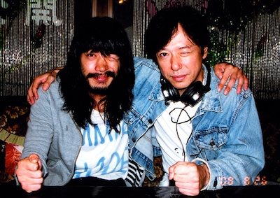 8月26日現在の峯田和伸（左）と板尾創路（右）。収録曲「砂渡し爺」にはチン中村（銀杏BOYZ）もギターで参加している。