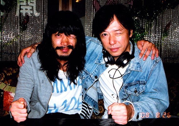 8月26日現在の峯田和伸(左)と板尾創路(右)。収録曲「砂渡し爺」にはチン中村(銀杏BOYZ)もギターで参加している。