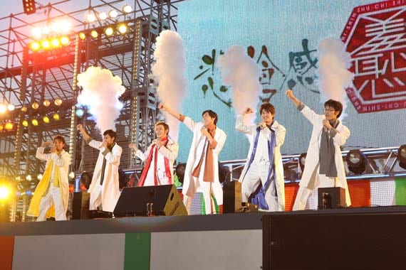 アンコールでは「悲愴感」「羞恥心」を6人で熱唱した。