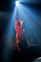 チェックのフーディとキャップを重ねてかぶるのが上松秀実スタイル（PHOTO：古溪一道）。