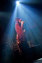 チェックのフーディとキャップを重ねてかぶるのが上松秀実スタイル（PHOTO：古溪一道）。