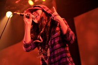 12月5日には「First Live」の開催も決定。このライブには、デビューシングル「Dear My Friends / トラウマ」初回盤の購入者から抽選で300組600名が招待される（PHOTO：古溪一道）。