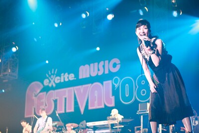 2日間のトリを飾ったELTは、初期の「Forever Yours」「Shapes of Love」も披露しファンを喜ばせた。